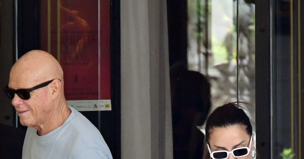 O Τζώνη Καλημέρης με τη σύζυγό του στη Βουκουρεστίου