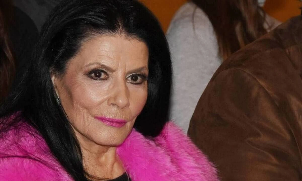 Σαπουντζάκη: Ενοχλημένη με τα δημοσιεύματα που τη θέλουν κατάκοιτη